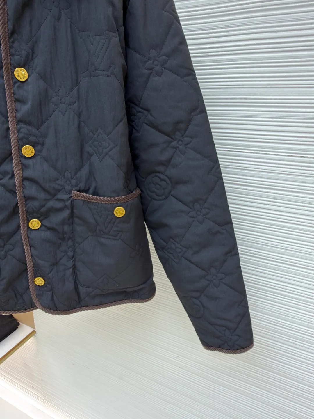 LOUIS VUITTON x Tyler spliced fitted lapel jacket ●Item number: 1681561-B15 ●Material: cotton fabric ●Technology: positioning cutting machine ●Color: black ●Version: fitted version ●Weight: about 545g ●Size: 44-46-48-50 ●Description: The padded cotton jacket uses a lightweight design to control the changing seasons, showing the bright style of the brand's collaboration with Tyler, full-width Monogram Cray graphic quilting adds elegance, while contrasting corduroy collar and trim add a preppy feel. Allover embroidered quilting with corduroy collar and trim, snap closure at front, front pockets with velvet trim and snap buttons, lining, and a great upper! The overall wiring is straight and delicate, the fabric is comfortable and soft, and the color is consistent without color difference. It can be matched with the same style to create a fashionable look and control various occasions. Customized accessories, complete with three standards, same style for men and women!
